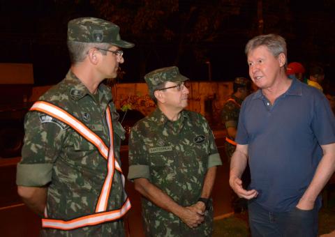 Exército chega às ruas e prefeito exalta parceria para recuperar Manaus
